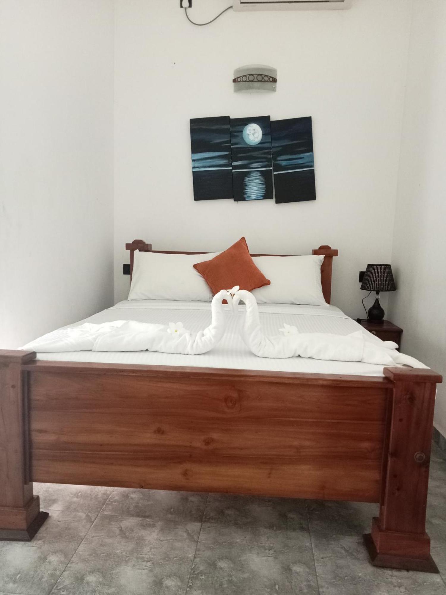 Oviniru Beach Hotel Negombo Extérieur photo