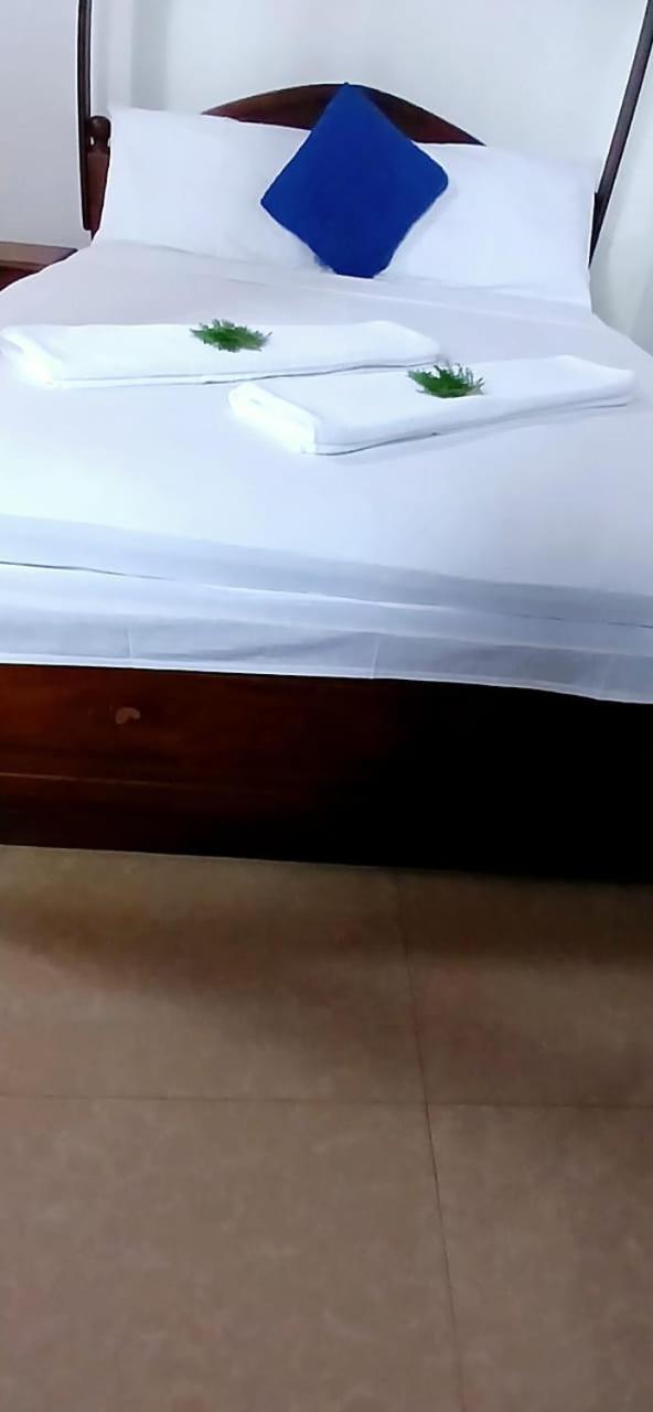 Oviniru Beach Hotel Negombo Extérieur photo