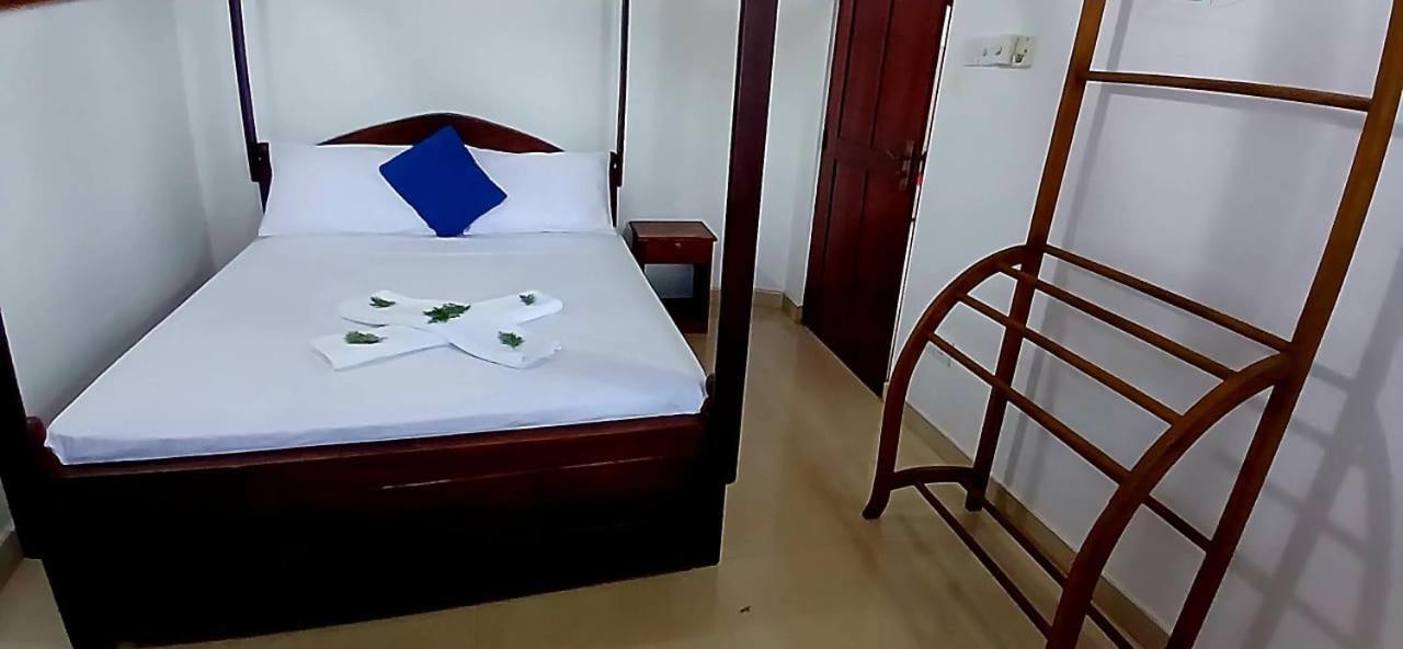 Oviniru Beach Hotel Negombo Extérieur photo