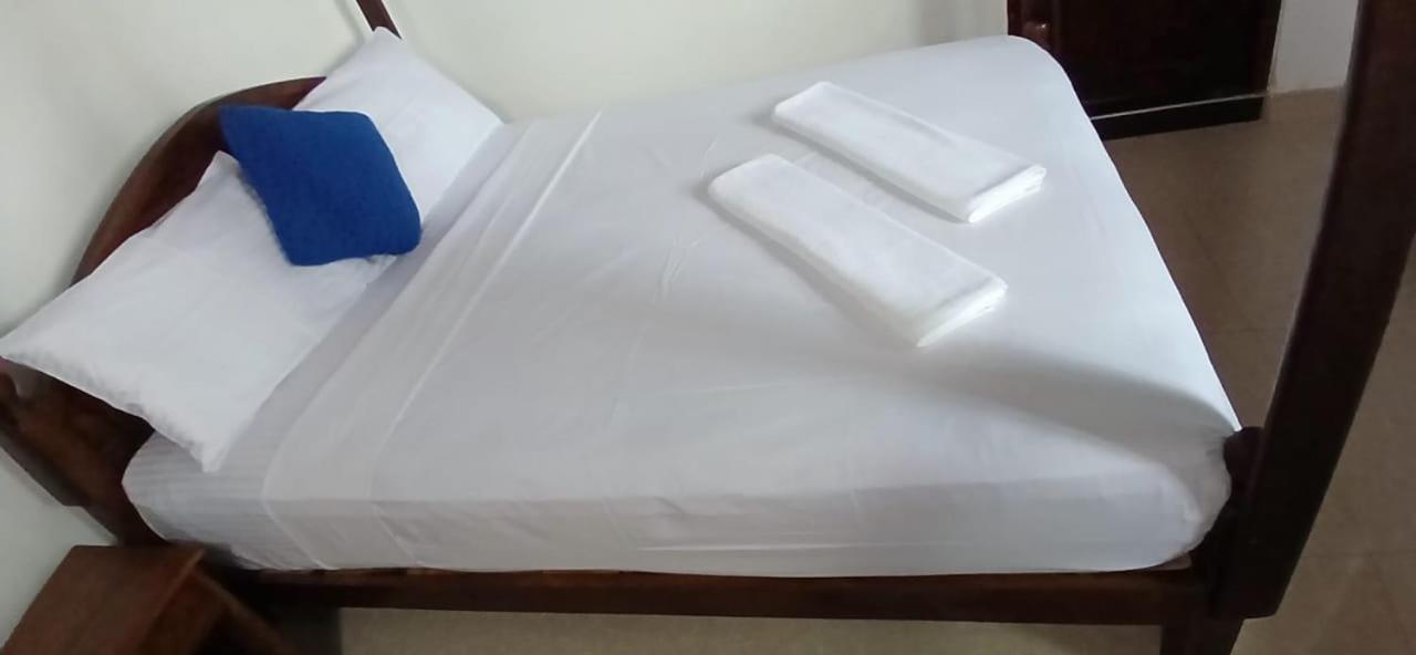 Oviniru Beach Hotel Negombo Extérieur photo