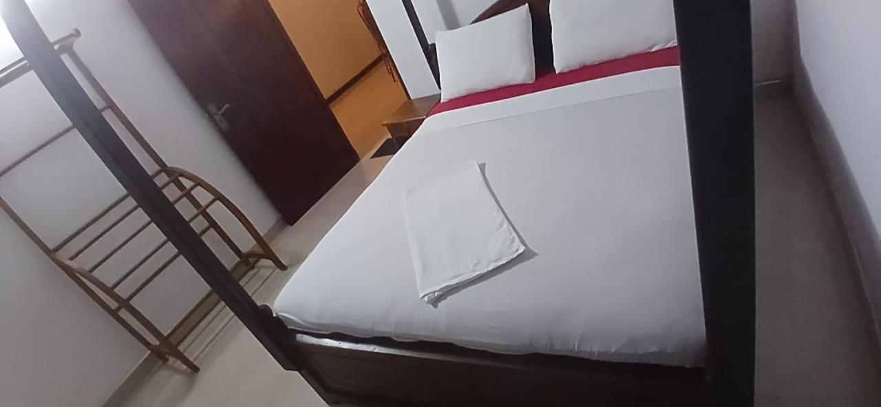 Oviniru Beach Hotel Negombo Extérieur photo